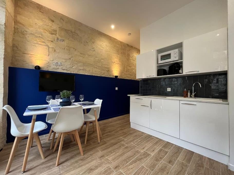 Kitchen or kitchenette, Dining area, minibar, stove