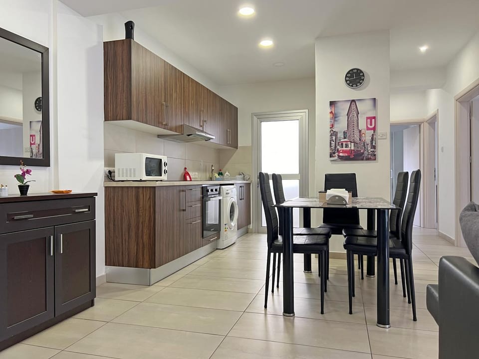 Kitchen or kitchenette, Dining area, minibar, pet friendly, stove
