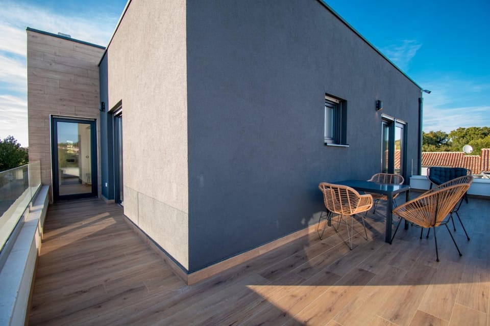 Property building, Patio, Day, View (from property/room), Balcony/Terrace, Dining area