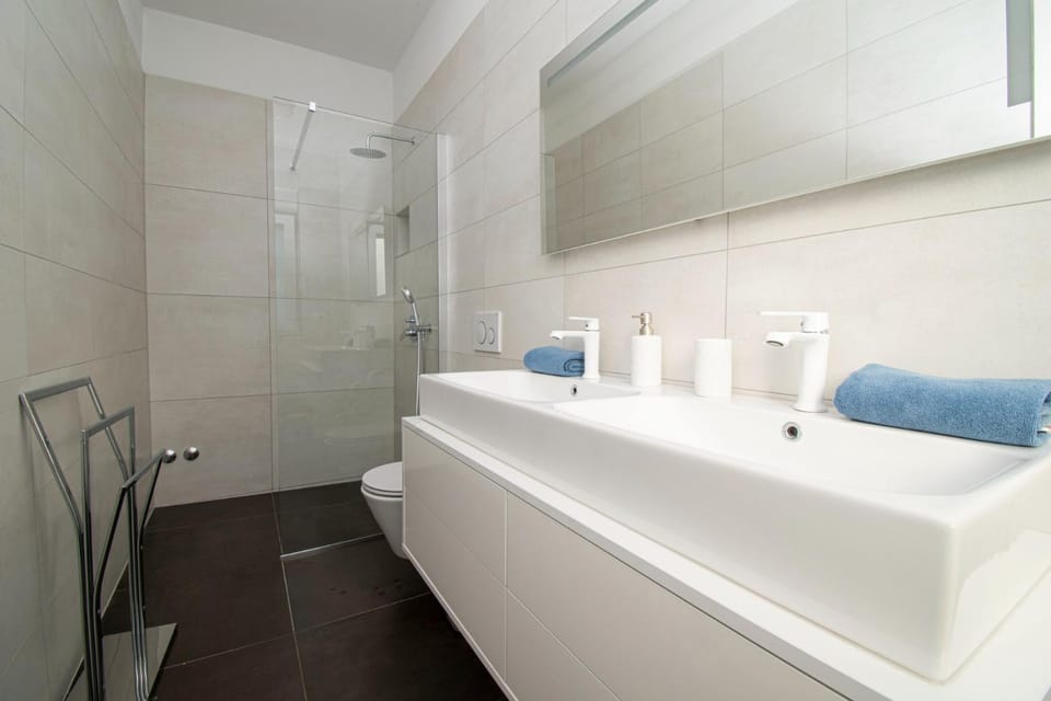 Shower, Bathroom, towels