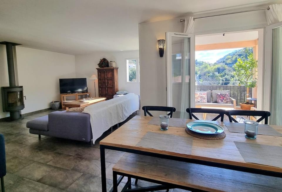 Communal lounge/ TV room, Natural landscape, TV and multimedia, View (from property/room), Balcony/Terrace, Living room, Dining area, Mountain view