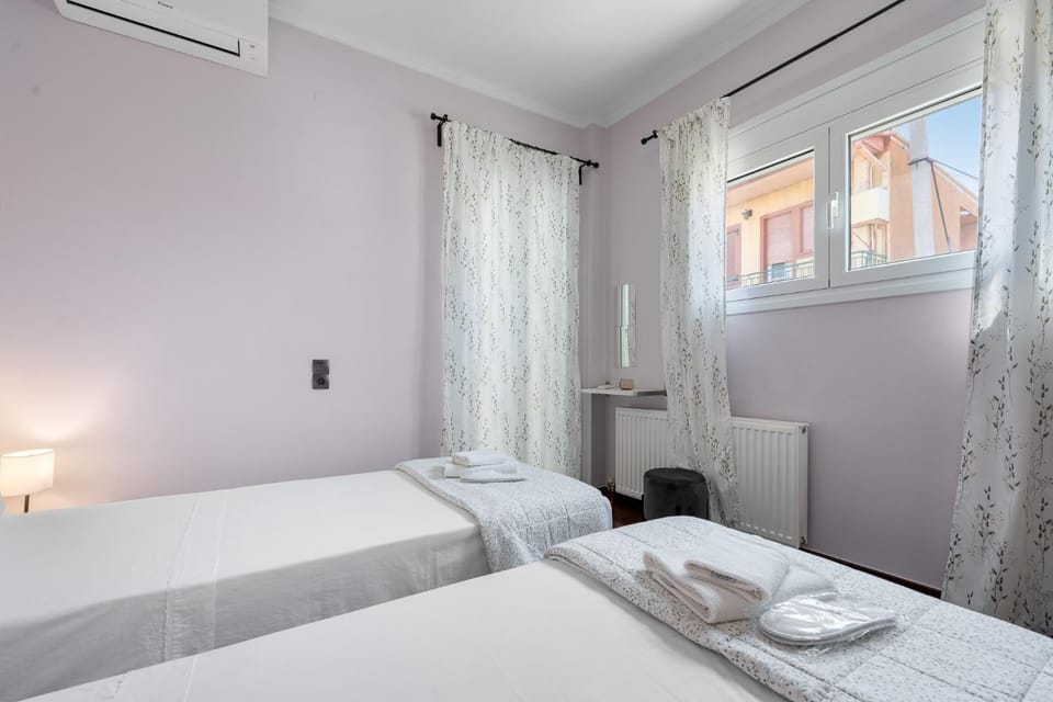 Bed, Photo of the whole room, Bedroom, internet, towels, air conditioner