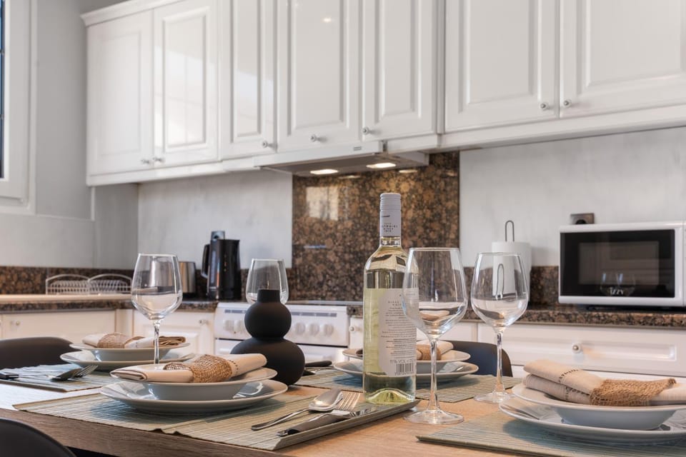 Coffee/tea facilities, Kitchen or kitchenette, Food and drinks, Dining area, minibar, pet friendly