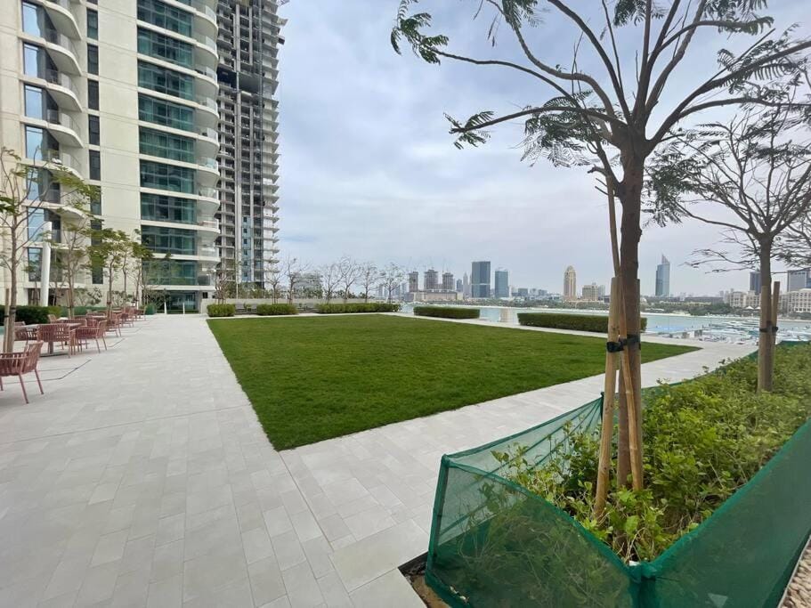 Marina Vista Luxury: 1-BR with Breathtaking Views Apartment in Dubai