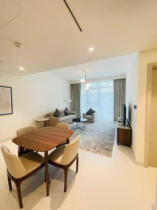Marina Vista Luxury: 1-BR with Breathtaking Views Apartment in Dubai