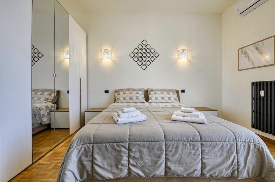 Bed, Photo of the whole room, Bedroom, wardrobe, air conditioner