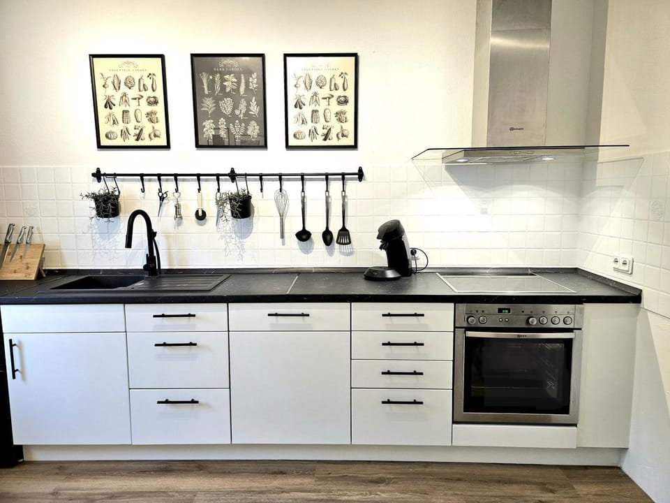 Coffee/tea facilities, Kitchen or kitchenette, stove, kitchen