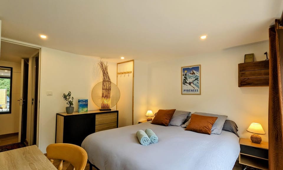 Seating area, Bedroom, towels