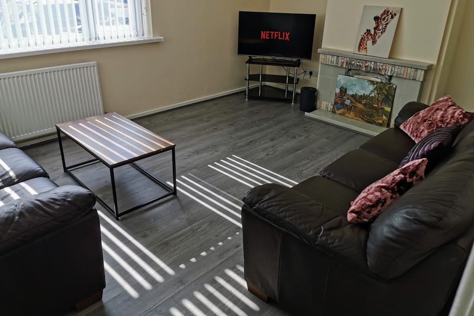 Communal lounge/ TV room, TV and multimedia, Living room, Seating area, Evening entertainment, hair dresser