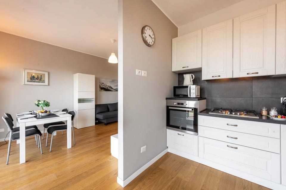 Kitchen or kitchenette, Dining area, oven, stove