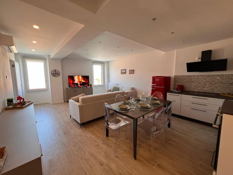 TV and multimedia, Kitchen or kitchenette, Living room, Dining area