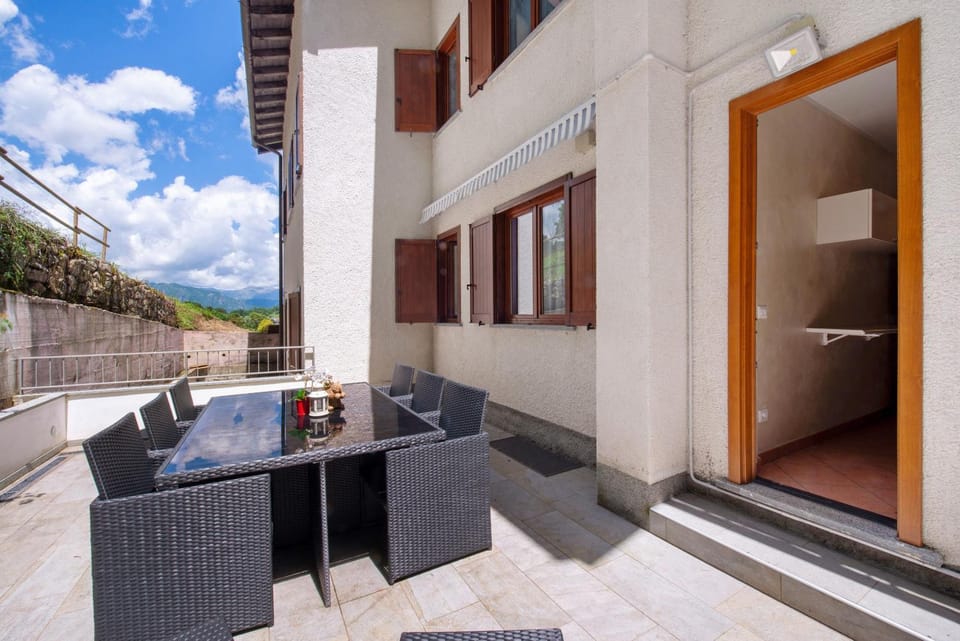 Property building, Balcony/Terrace, Living room