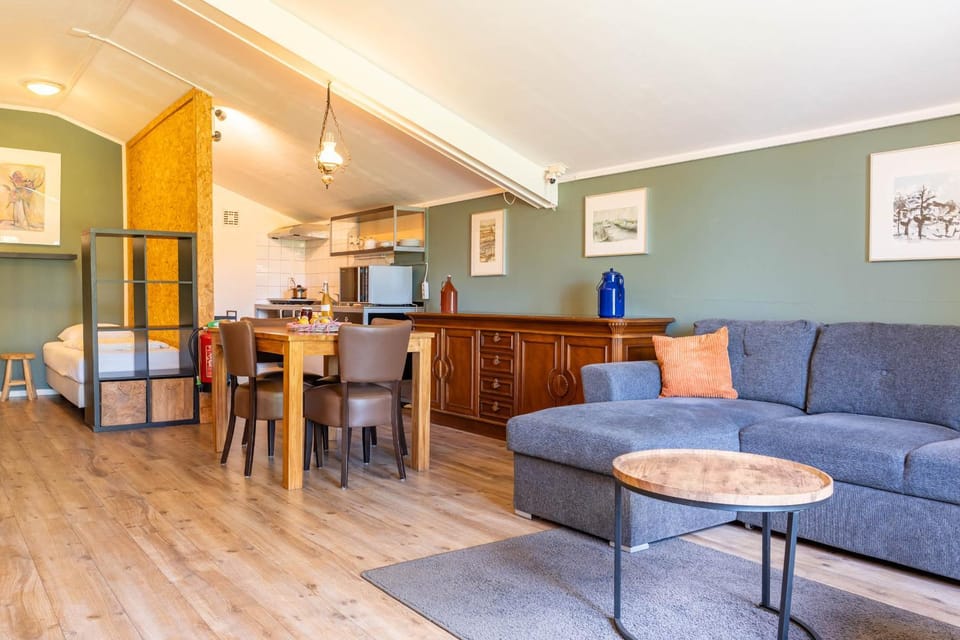 Kitchen or kitchenette, Living room, Seating area, Dining area