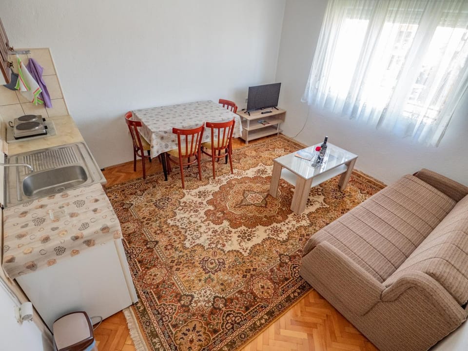TV and multimedia, Living room, Seating area, Dining area