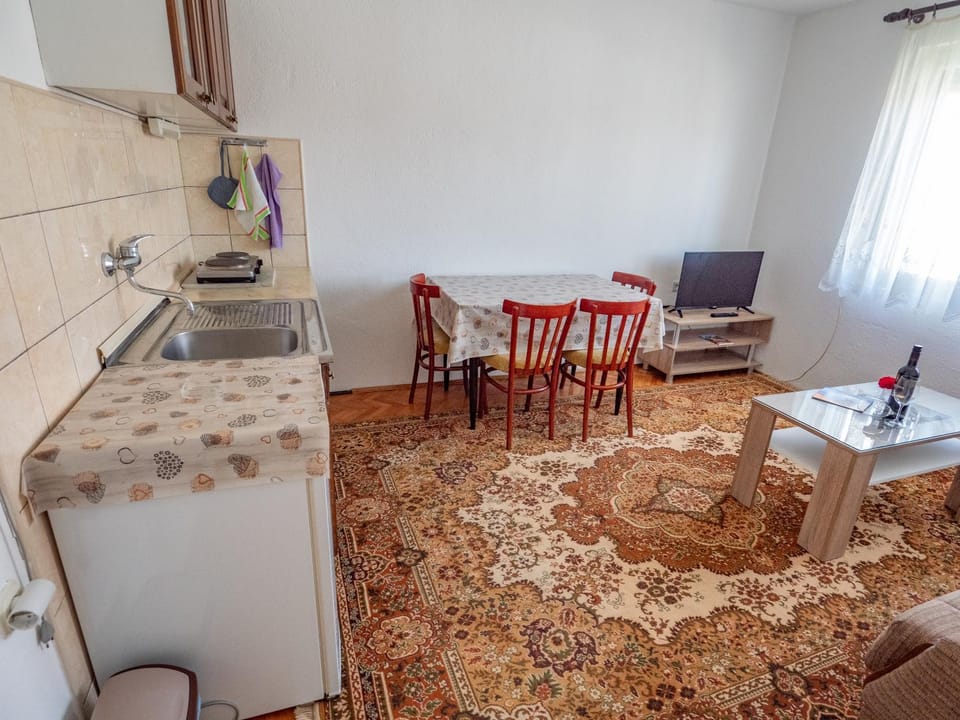 Kitchen or kitchenette, Living room, Seating area, Dining area