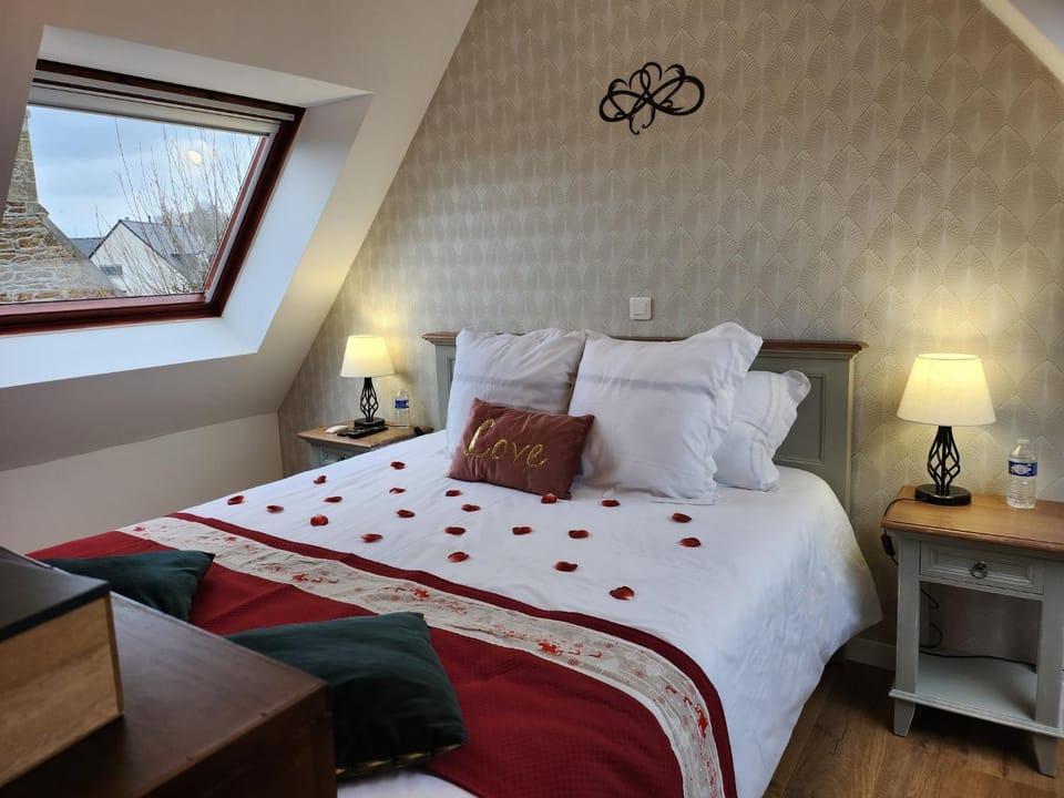 Bed, TV and multimedia, Photo of the whole room, safe