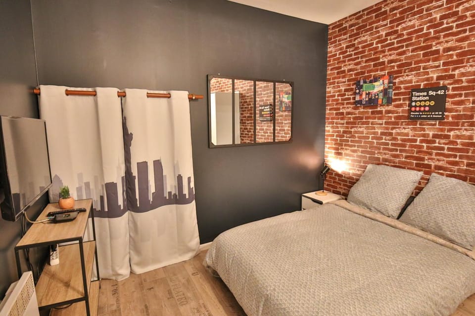 Bed, TV and multimedia, Photo of the whole room, Bedroom