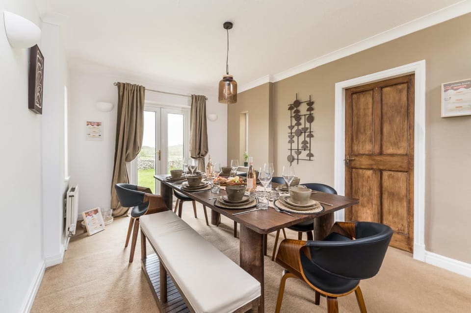 Seating area, Dining area