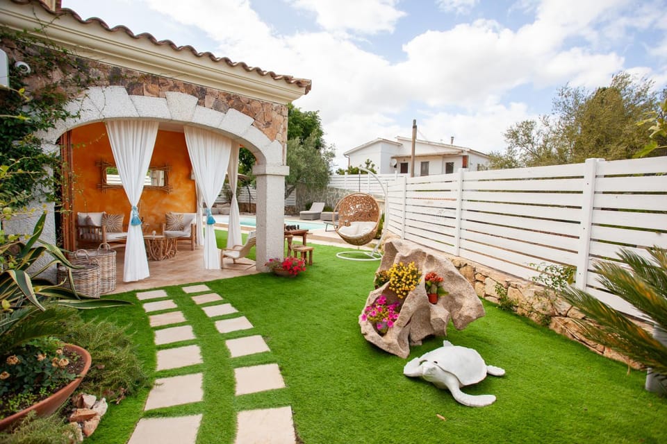 Property building, Garden, Swimming pool
