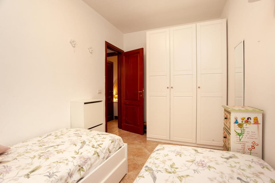 Bed, Photo of the whole room, Bedroom, wardrobe