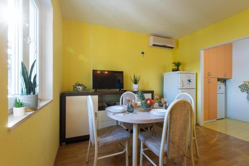 Kitchen or kitchenette, Living room, Seating area, Dining area, air conditioner