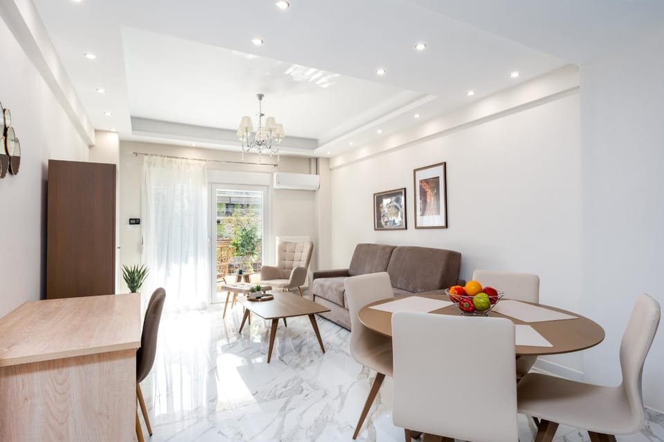 Living room, Seating area, Dining area, Food, air conditioner