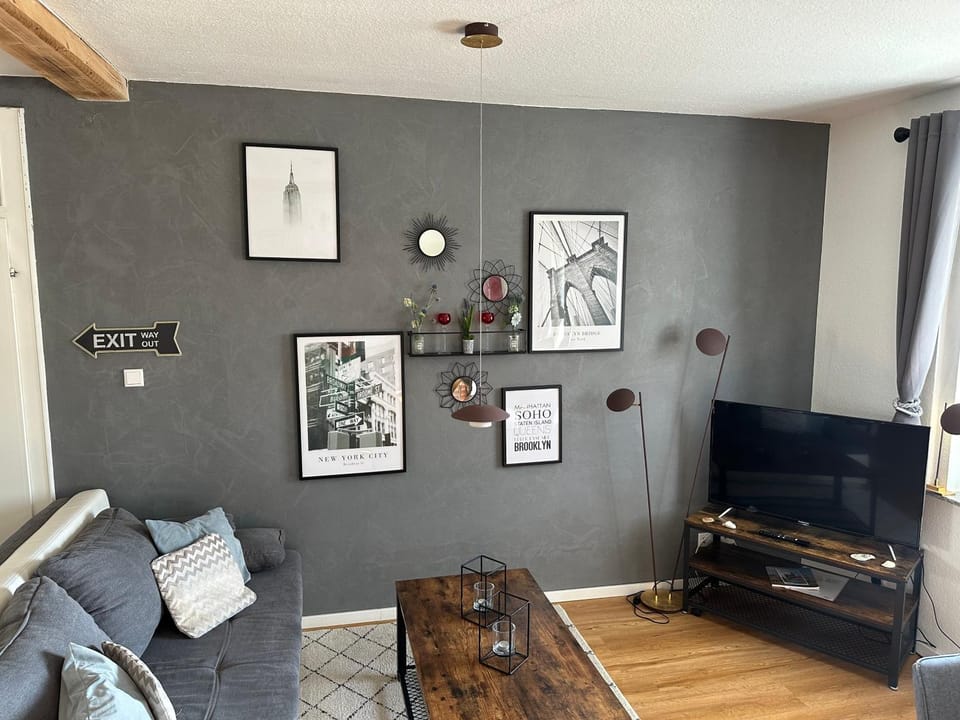 Communal lounge/ TV room, TV and multimedia, Living room, Seating area, Evening entertainment
