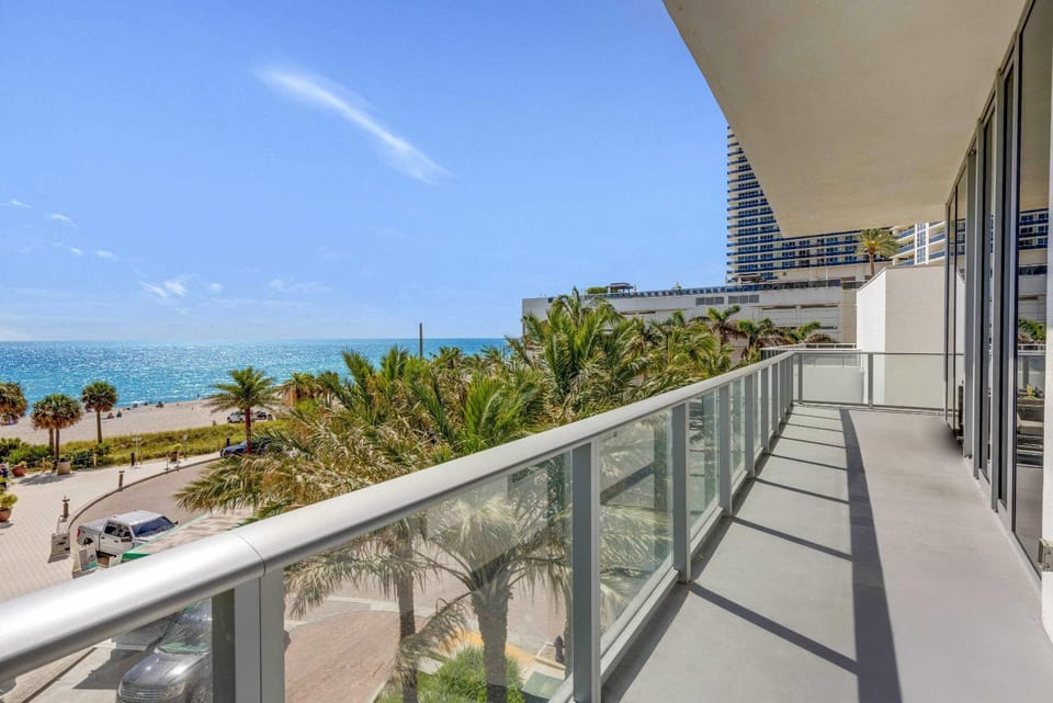Spectacular ocean and beach view Apartment in Hollywood Beach