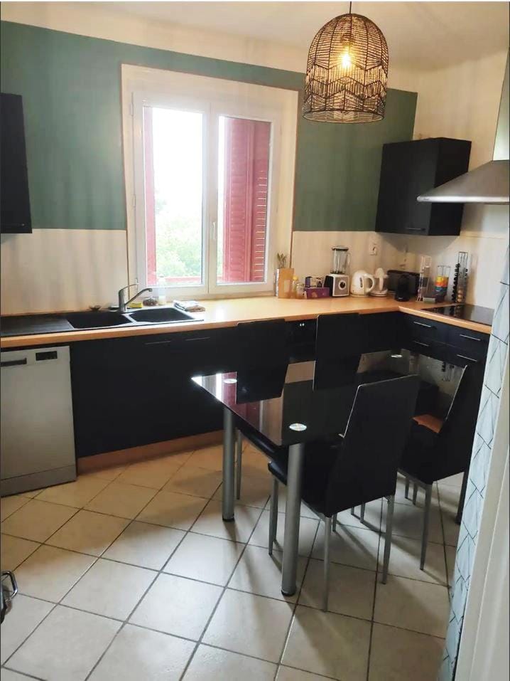 T3 Bron, limite Lyon 3e. Proche périphérique, hôpitaux et transports. Apartment in Villeurbanne