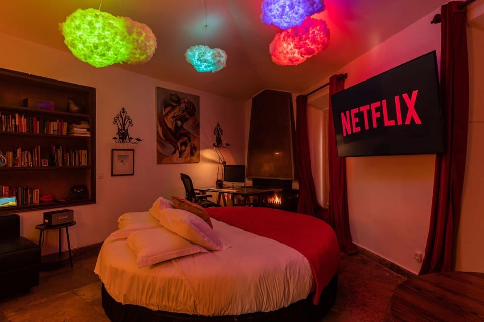 Bed, TV and multimedia, Bedroom