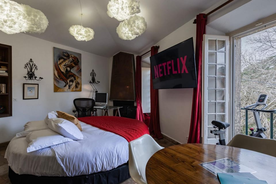 Bed, TV and multimedia, Bedroom, Mountain view