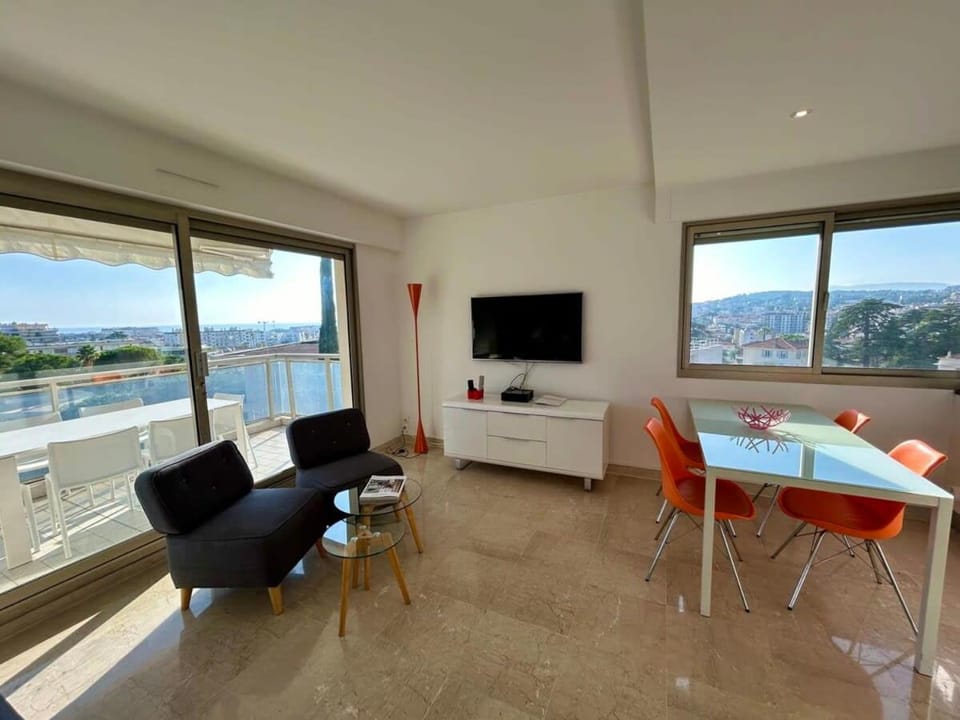 Natural landscape, TV and multimedia, Dining area