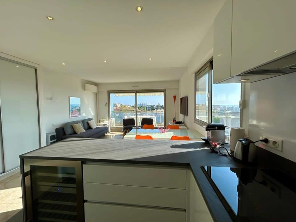 Kitchen or kitchenette, Living room
