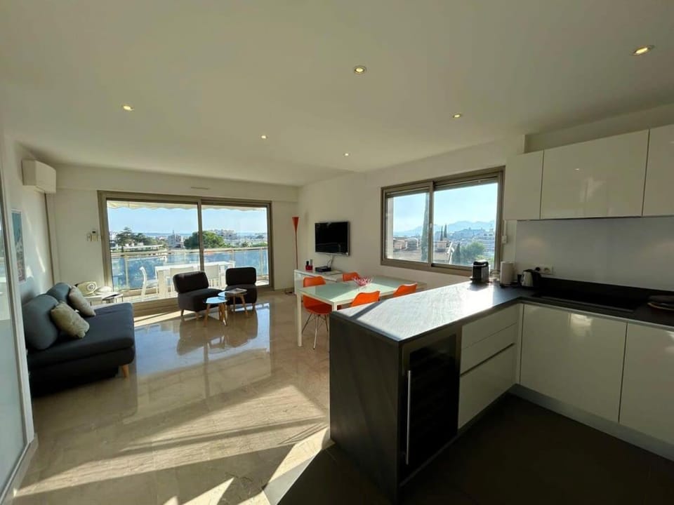 Kitchen or kitchenette, Living room