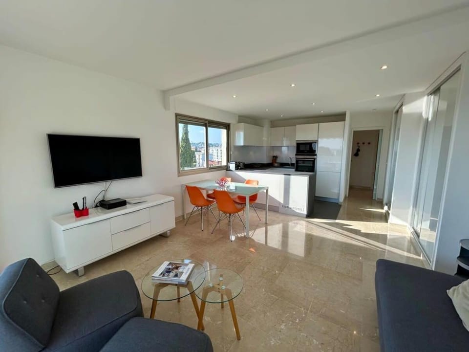 Kitchen or kitchenette, Living room, oven