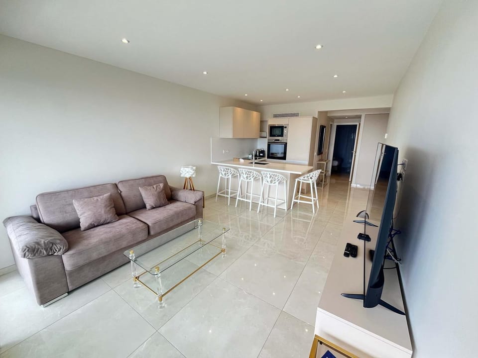 A085-Splendide appartement refait neuf avec vue mer Apartment in Cannes
