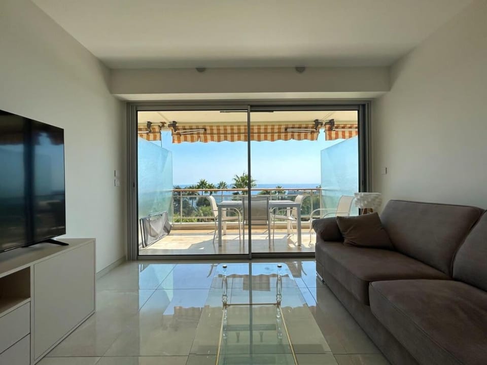 TV and multimedia, Living room, Seating area, Sea view