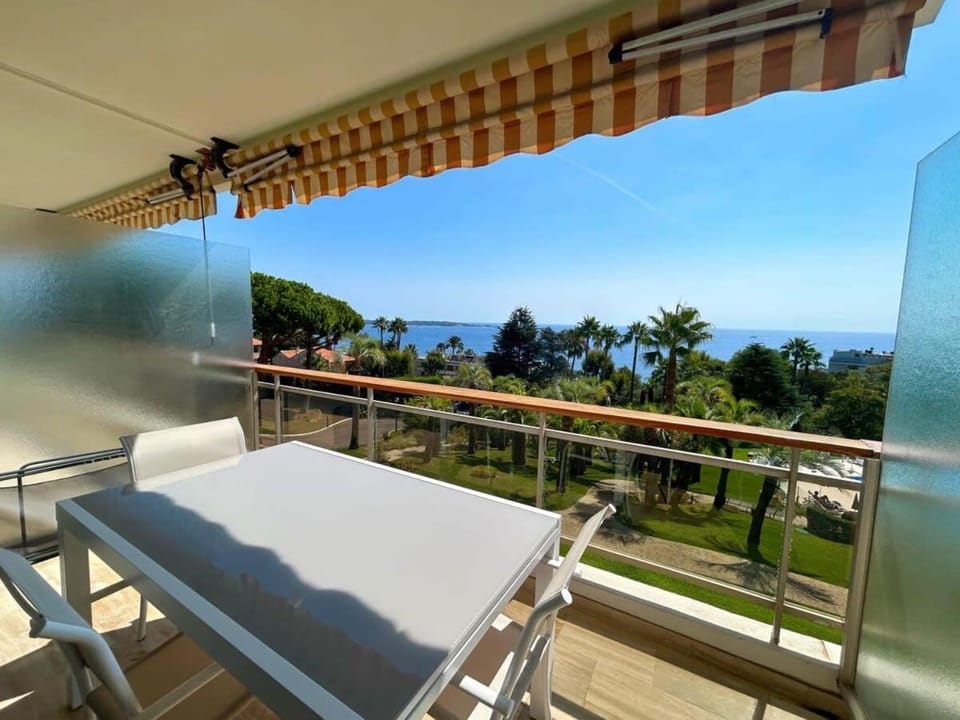View (from property/room), Balcony/Terrace, Dining area, Sea view
