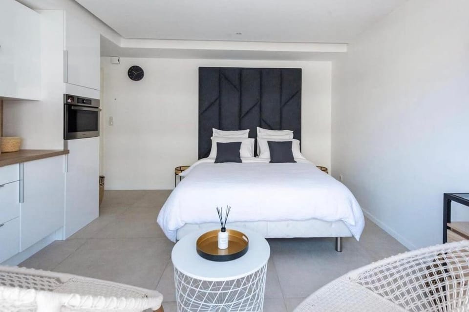 Bed, Kitchen or kitchenette, Photo of the whole room, Bedroom