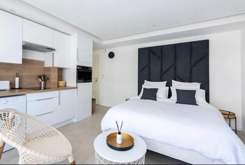 Bed, Coffee/tea facilities, Kitchen or kitchenette, Photo of the whole room, Dining area, Bedroom, minibar