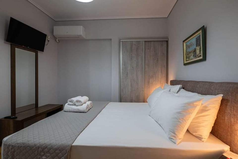 Bed, TV and multimedia, Photo of the whole room, Bedroom, towels, air conditioner