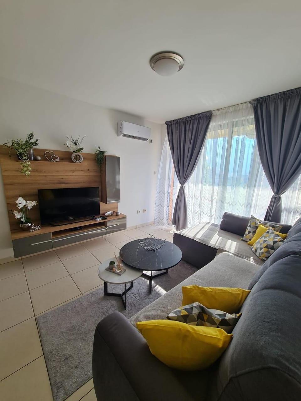 TV and multimedia, Living room, Seating area, air conditioner