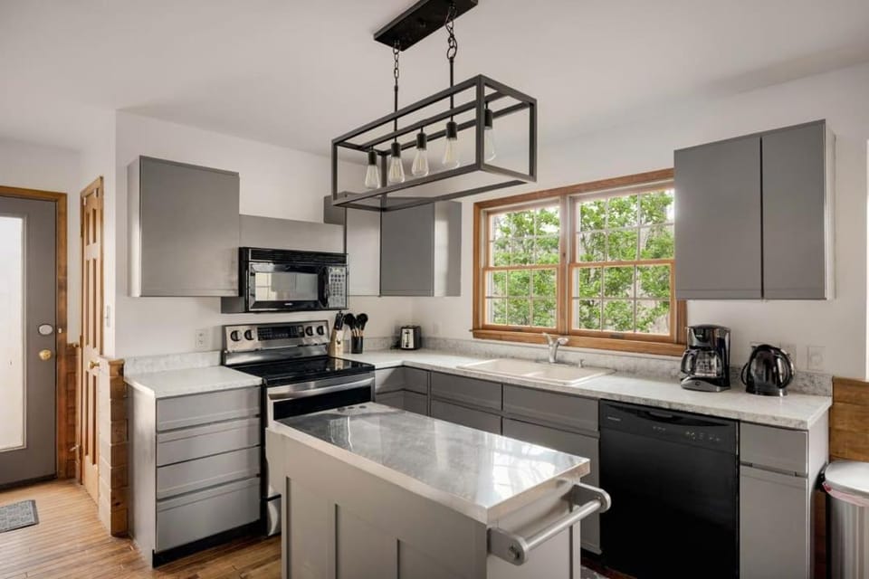 Kitchen or kitchenette, minibar