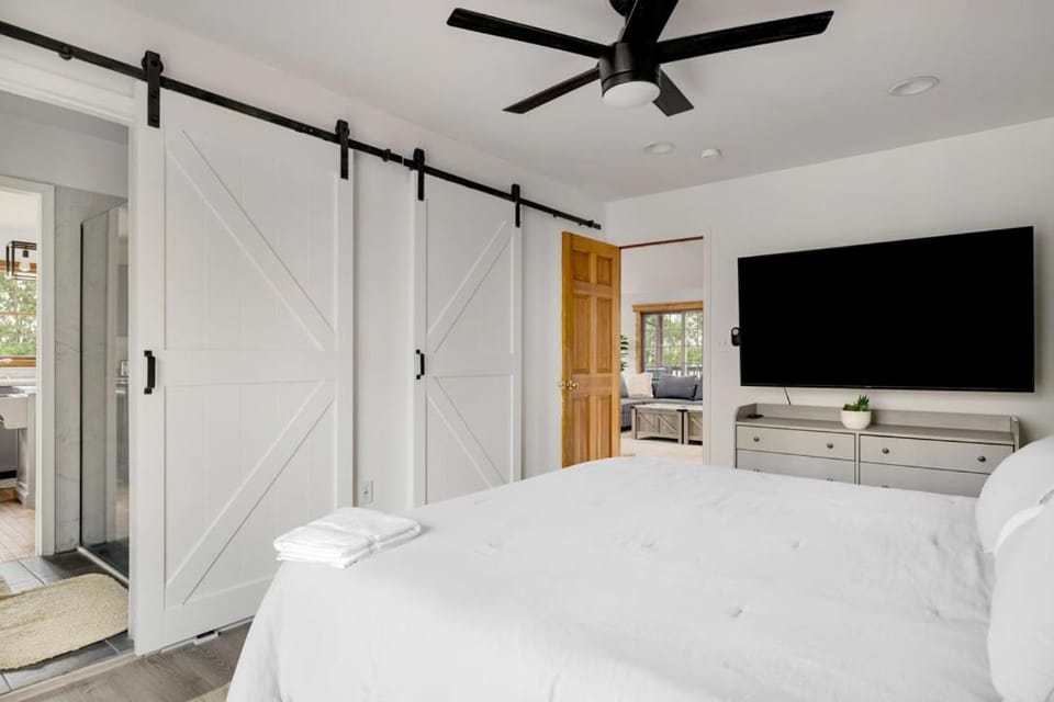 Bed, Photo of the whole room, Bedroom