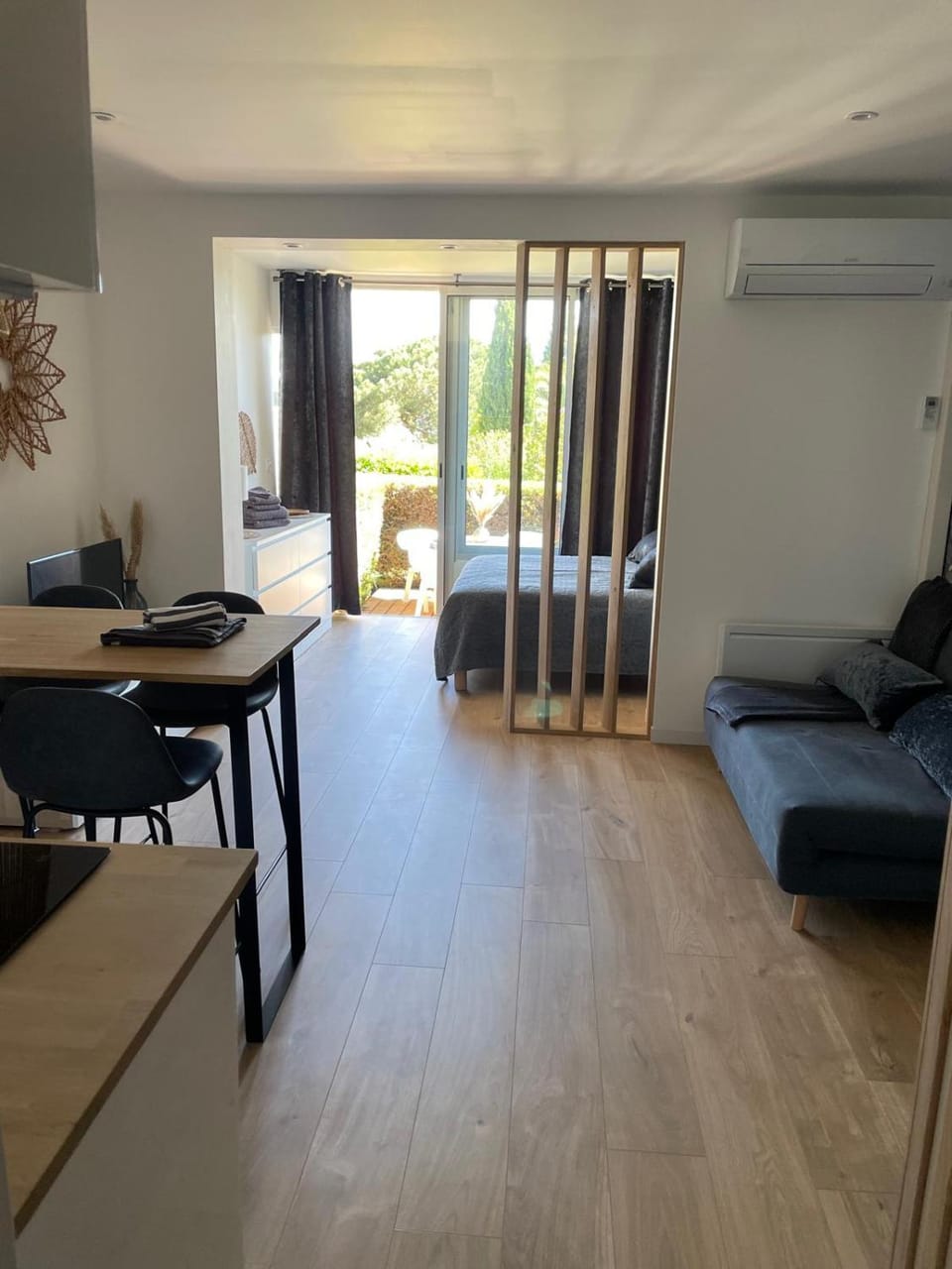 Bed, Living room, Photo of the whole room, Seating area, Dining area, air conditioner