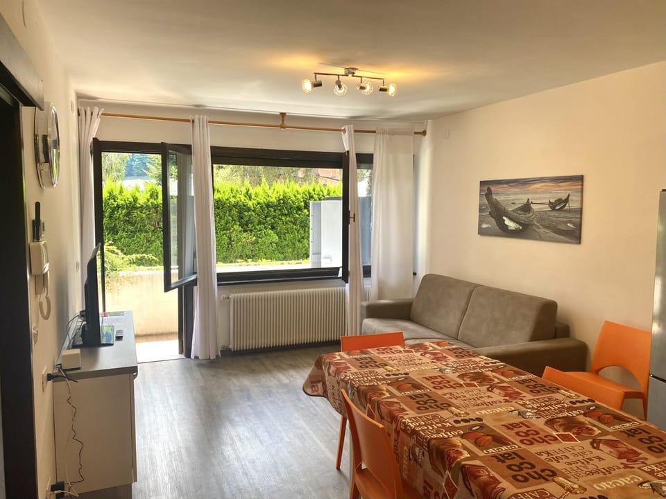 Communal lounge/ TV room, TV and multimedia, Living room, Seating area, Evening entertainment