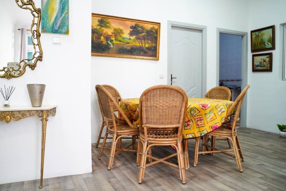 Seating area, Dining area