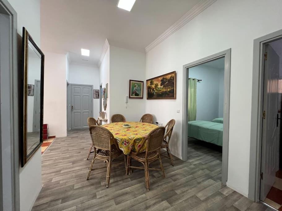 Seating area, Dining area