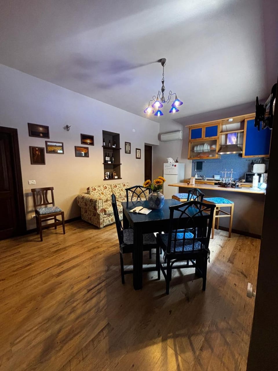 Kitchen or kitchenette, Living room, Communal kitchen