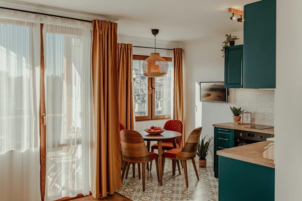 TV and multimedia, Kitchen or kitchenette, Living room, Seating area, Dining area, City view, Landmark view, pet friendly, stove, stove